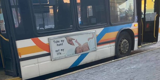 Ativistas pró-aborto acusam anúncio pró-vida em ônibus de ser "ofensivo"