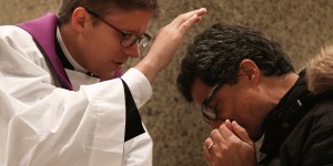 Padre exorta outros padres a respeitarem a fórmula da absolvição