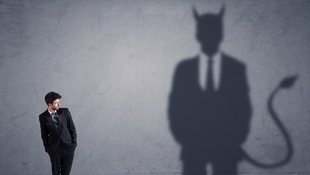 o demônio à sombra dos bons que se corrompem