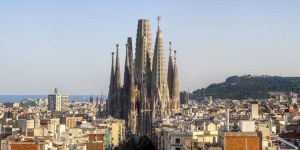 Basílica A Sagrada Família, em Barcelona, atrai turistas do mundo todo