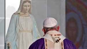 Papa Francisco em frente a estátua da Virgem Maria