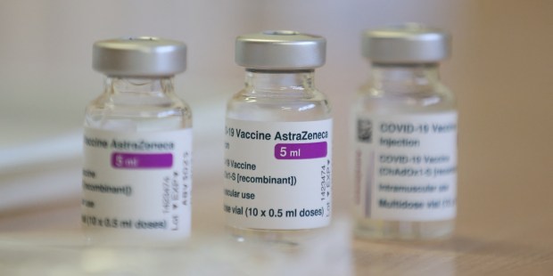 WEB2-DOSES-VACCIN-AFP-080_HL_FSCHEIBER_1387543.jpg