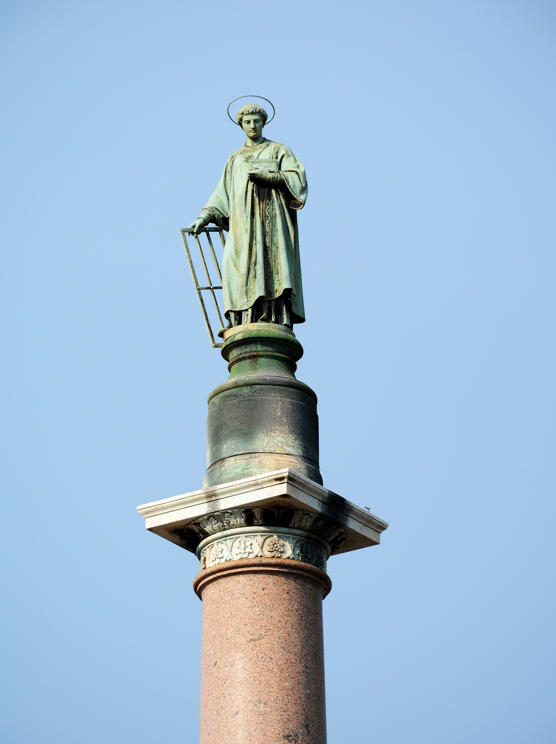 Statue_of_Saint_Lorenzo_in_front_of_San_Lorenzo_fuori_le_mura_Rome.jpeg