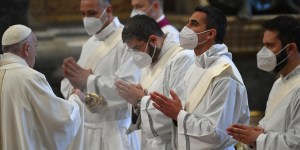 Padre brasileiro recém-ordenado dá sua primeira bênção ao Papa