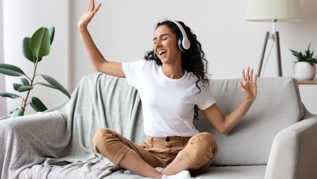 FEMME ÉCOUTANT MUSIQUE