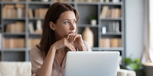 Os 7 pensamentos negativos que roubam a sua felicidade