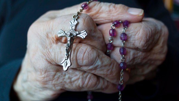 Idosa solitária com o terço