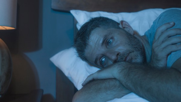 homem deitado representa o caso de sonhar com alguém falecido