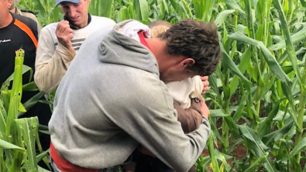 Menino de 1 ano perdido em milharal