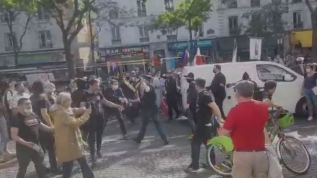 Militantes agridem fiéis durante procissão em Paris