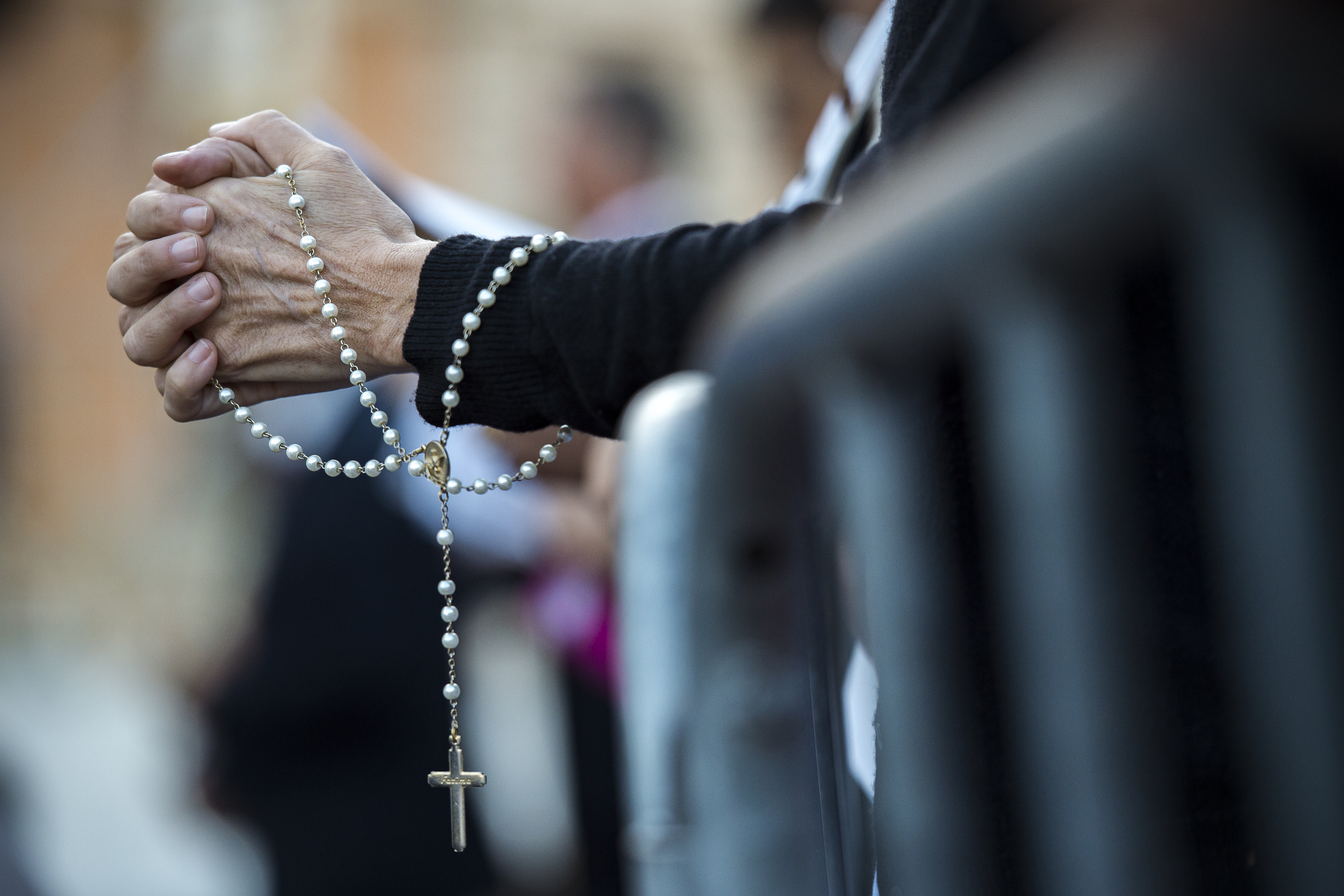 WEB2-Woman-Praying-Holy-Rosary-Antoine-Mekary-ALETEIA-AM_5963.jpg