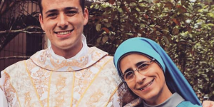 Mãe de padre brasileiro se torna freira na mesma família religiosa
