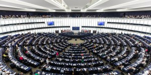 Embaixador da causa LGBTQIA+ no Parlamento Europeu debocha de Maria em revista gay