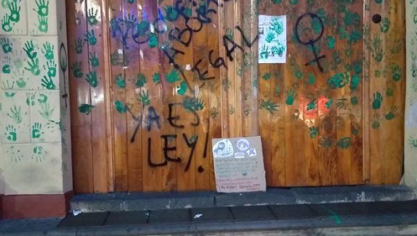 Feministas vandalizam catedral de Xalapa