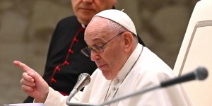 Papa: a fé em Jesus não é uma mercadoria a negociar