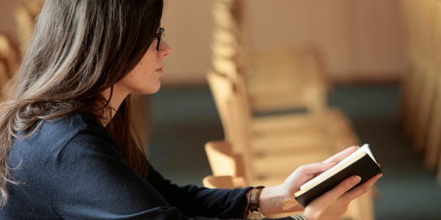 FEMME LISANT LA BIBLE