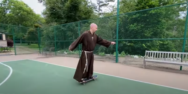 O padre skatista John Paul Zeller