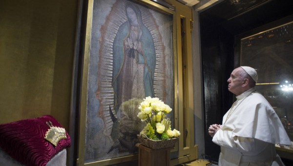 Papa Francisco diante da tilma de Nossa Senhora de Guadalupe