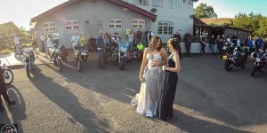 Vítima de bullying chega ao baile escoltada por 300 motociclistas