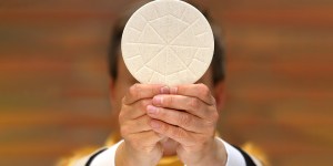 O que fazer se a hóstia cair no chão durante a Missa?
