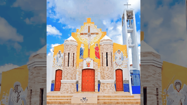 Fachada de igreja 100% em mosaico em Acupe