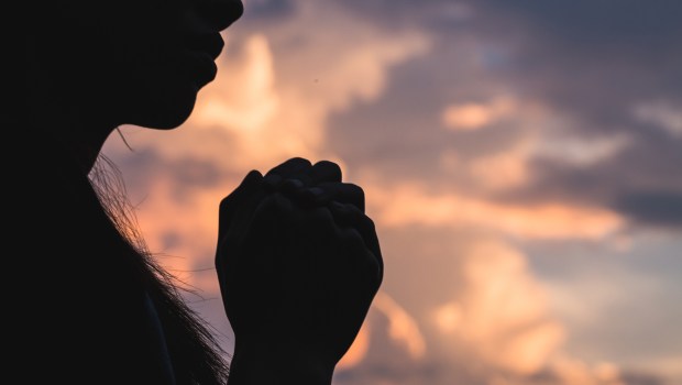 pray woman