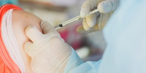 Variante Ômicron é prova de que vacinas devem ser distribuídas com igualdade 