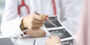 Obstetra desmente reportagem pró-aborto sobre bebês na 10ª semana de gestação