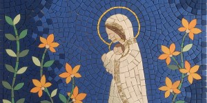 Mãe faz mosaicos coloridos como memorial de seu bebê que morreu
