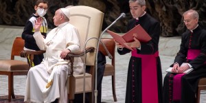 Mãe de menino que subiu ao palco no Vaticano diz que Papa Francisco operou milagre