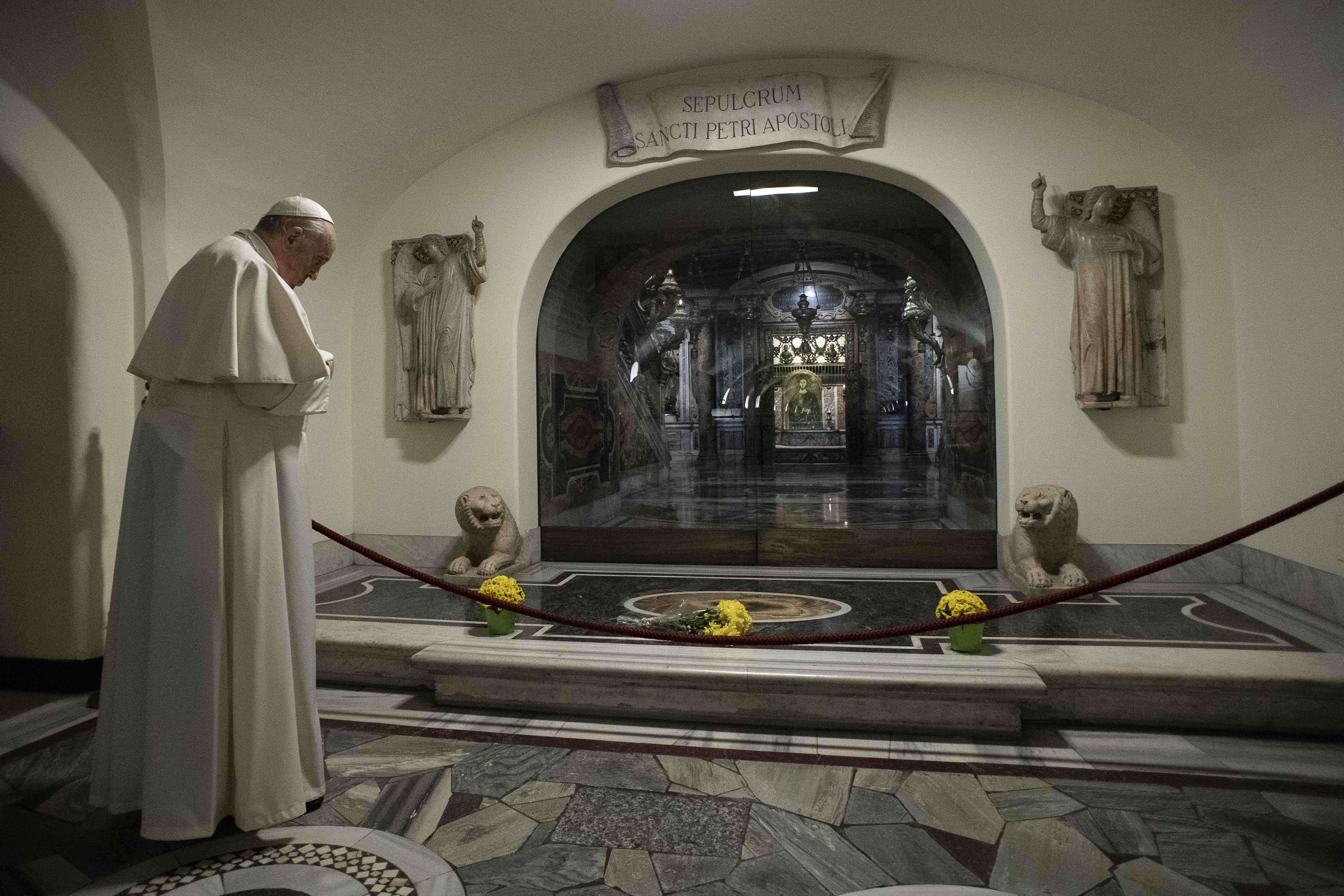 POPE-FRANCIS-PRAY-TOMB-AFP