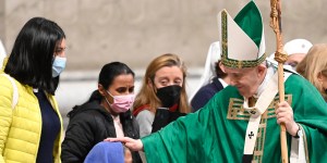 Papa no Angelus: somente o amor permanecerá
