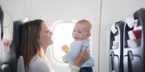 “Anjo da guarda” aparece para ajudar mãe que viajava sozinha com um bebê