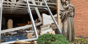 Imagem de Nossa Senhora intacta após tornados nos EUA: milagre?