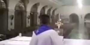 Viralizou: o padre que não parou a Missa nem por causa de um tufão