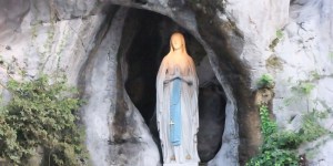 Nossa Senhora de Lourdes: a mãe que protege e cuida dos enfermos