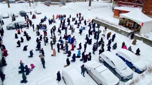 Canadá manda fechar igrejas e bispo celebra ao ar livre