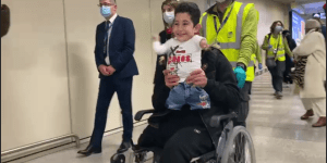 Símbolo da guerra na Síria, menino Mustafa já está na Itália para tratamento ortopédico