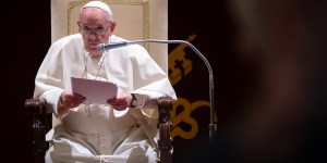 Homem interrompe o Papa em audiência geral