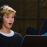 Menino surpreende ao cantar versão de Mozart do Salmo 117