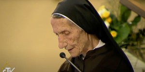 Freira que batizava bebês escondida dos comunistas morre aos 92 anos