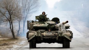 Homens da Ucrânia em tanque de guerra