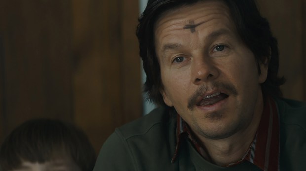 Mark Wahlberg no filme Padre Stu