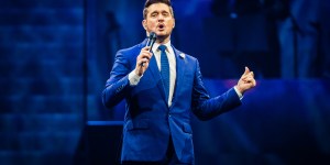 Michael Bublé e esposa anunciam gravidez de forma inusitada