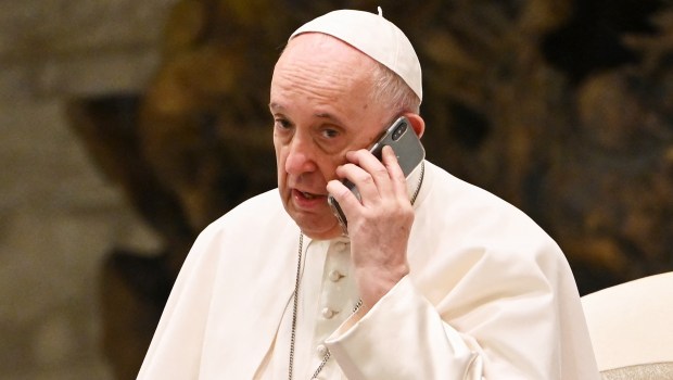 Papa Francisco ao telefone