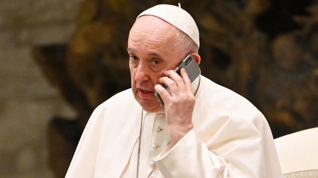Papa Francisco ao telefone