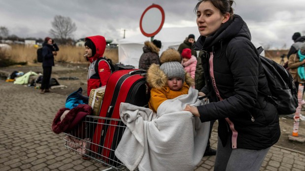 Matka przekracza z dziećmi polską granicę