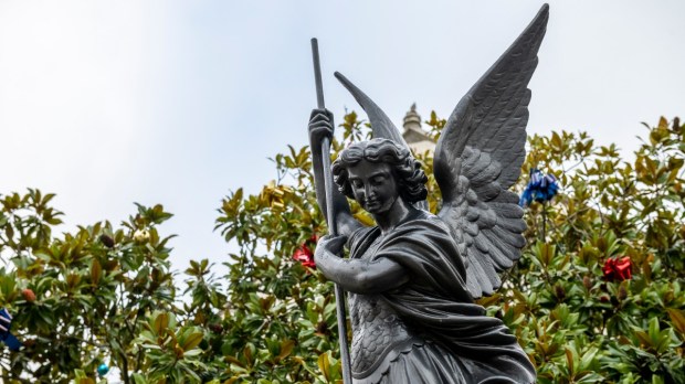 Estátua de São Miguel em Sables-d’Olonne, França