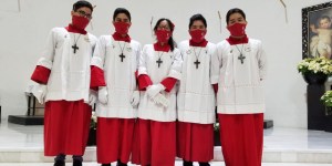 Quíntuplos, prematuros e coroinhas: servir na Missa mudou a vida destes irmãos