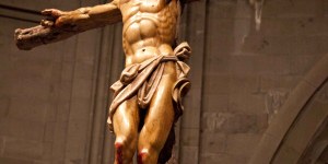 Não confunda cruz e crucifixo: saiba qual é a diferença